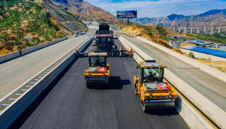 全球首次！無人駕駛壓路機(jī)成群結(jié)隊(duì)“上路”！