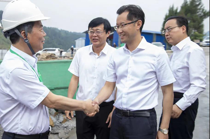 巴中市委副書(shū)記、市政府副市長(zhǎng)、代市長(zhǎng)高鵬凌到漢巴南鐵路6標(biāo)調(diào)研
