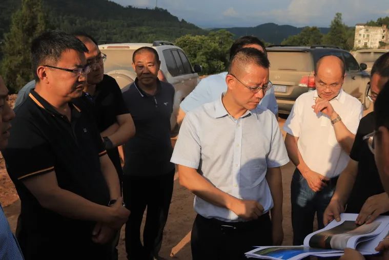 四川省交通運輸廳黨組成員、總工程師王茂奎到鎮(zhèn)廣高速王通段A1合同段調研