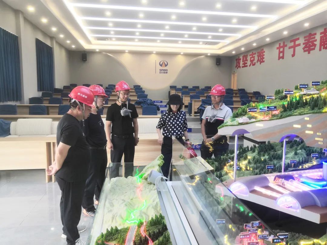 四川路橋副總工程師鄧運祥到寧攀高速ZCB1-6、ZCB1-7/8項目檢查指導(dǎo)工作