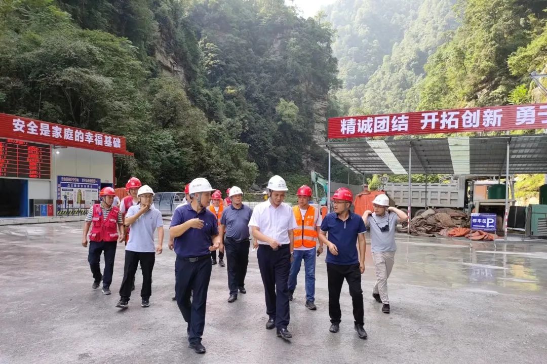 四川路橋黨委委員、紀(jì)委書(shū)記朱年紅赴宜金高速公路XJ6項(xiàng)目檢查指導(dǎo)工作