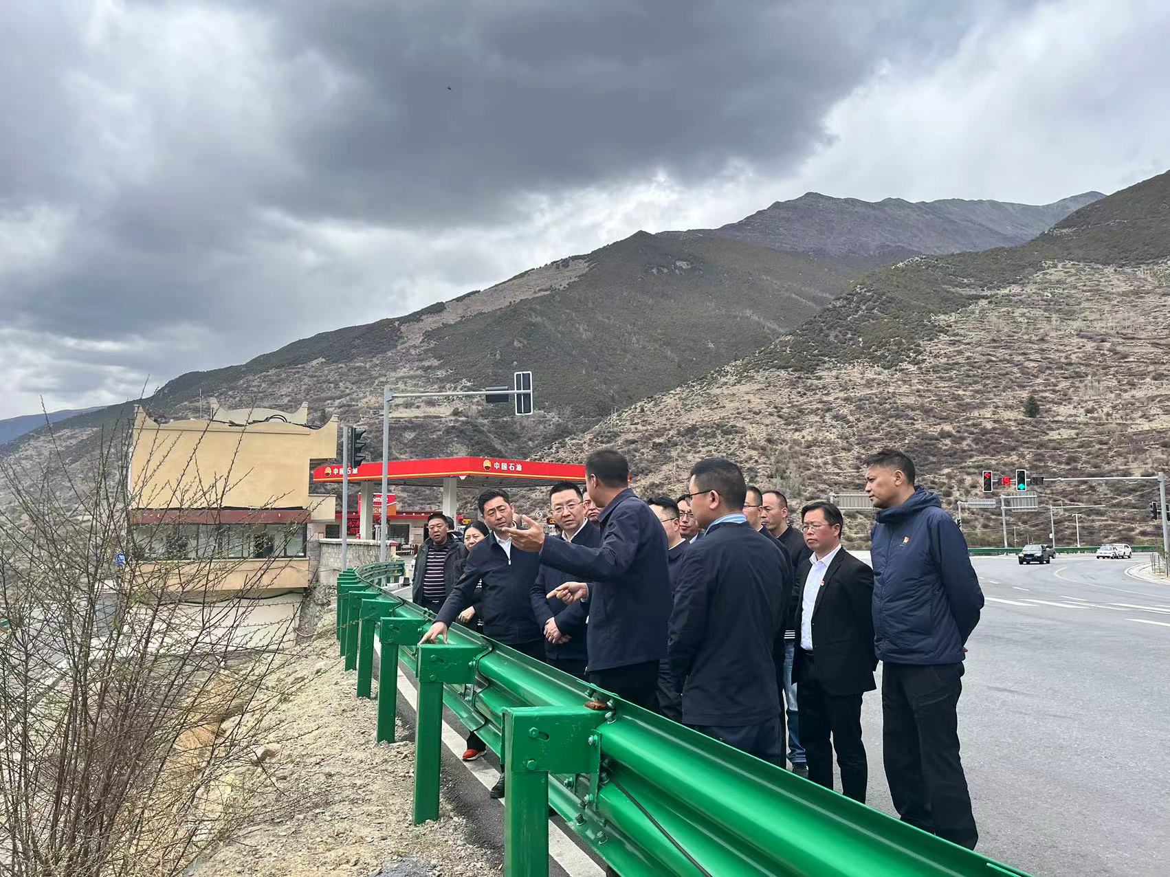 阿壩州委常委、州紀(jì)委書(shū)記、監(jiān)委主任袁震到都四山地軌道交通項(xiàng)目DSZH標(biāo)檢查指導(dǎo)工作