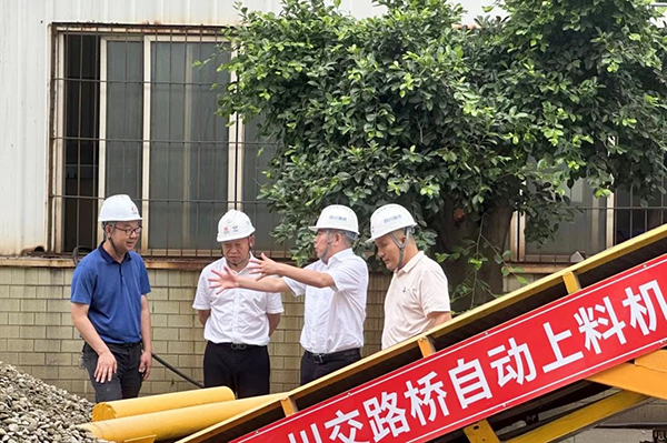 川交公司黨委書(shū)記、董事長(zhǎng)杜江林到S11線拌合站自動(dòng)上料系統(tǒng)疲勞實(shí)驗(yàn)現(xiàn)場(chǎng)指導(dǎo)工作
