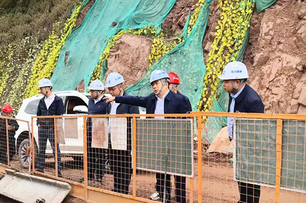 川交公司黨委書記、董事長杜江林一行深入西寧高速公路項(xiàng)目、會(huì)祿高速項(xiàng)目開展“五一”節(jié)前安全專項(xiàng)檢查